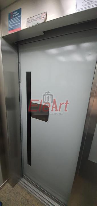 Bate-mão em aço inox na porta da cabina