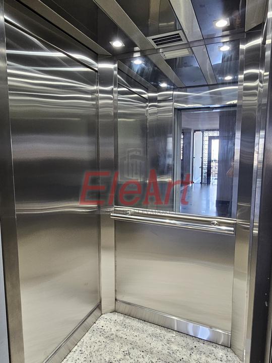 Cabina revestida em aço inox com espelho