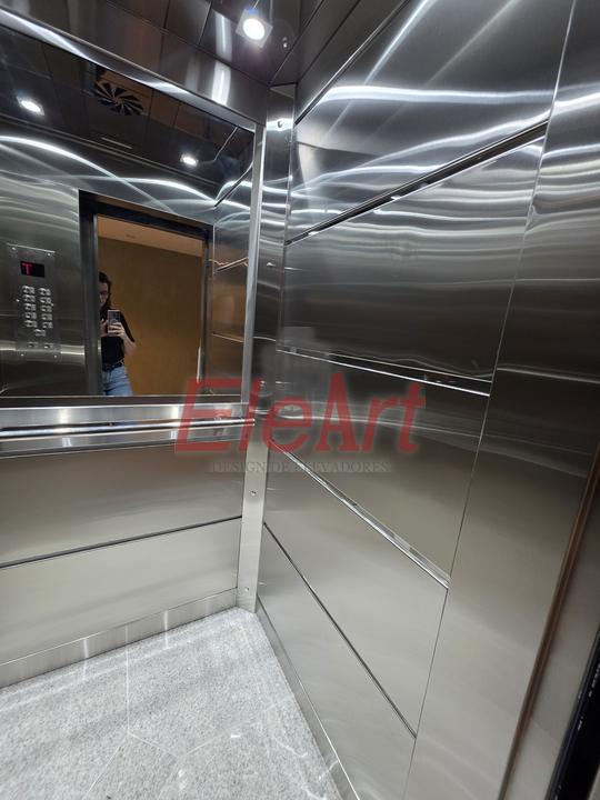 Painéis de aço inox reescovados