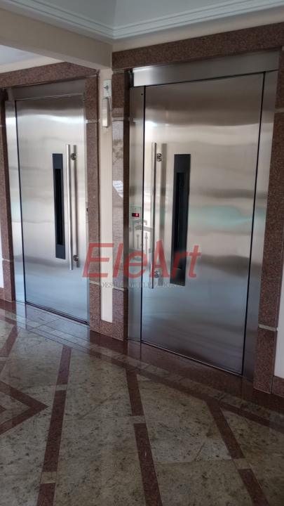 Portas de pavimento revestidas em aço inox