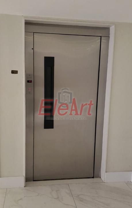 Porta com puxador vertical preto fosco
