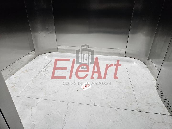 Rodapé em fita de aço inox na cabina