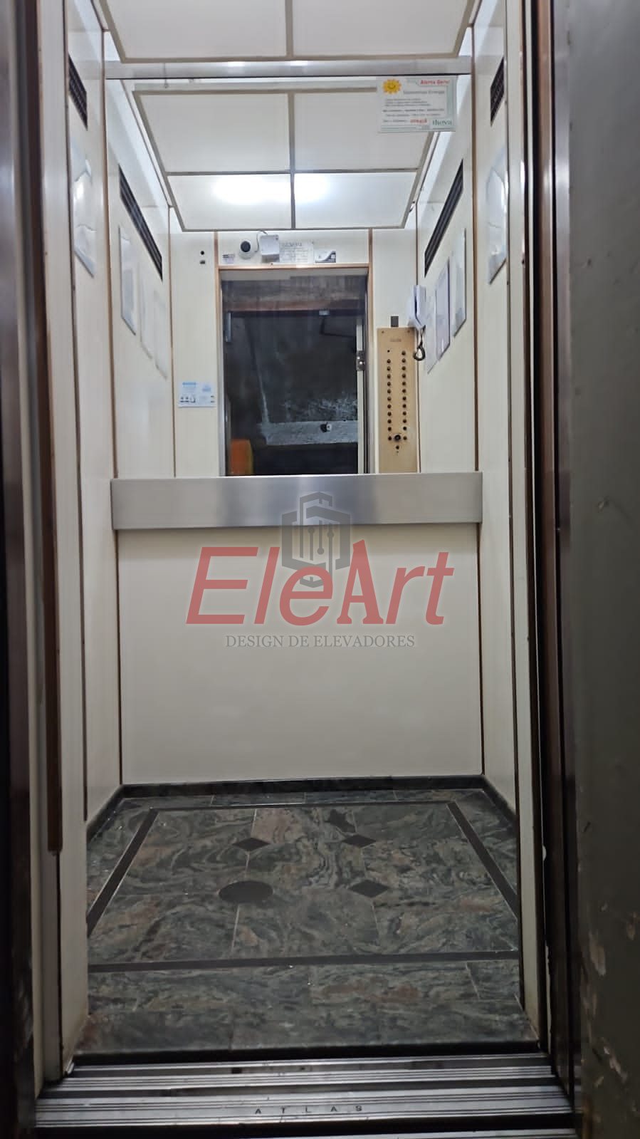 Antes: cabina com painéis laminados antigos