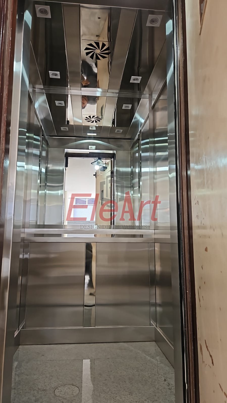 Depois: cabina revestida em aço inox com subteto LED